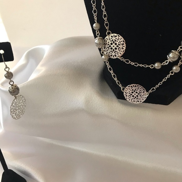 Premier Design silver chain with gray pearl accents & matching earrings - Picture 2 of 6